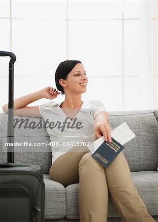 Junge Frau träumen mit Tasche mit Pass und Air ticket