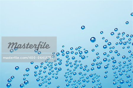 Image abstraite d'un bleu bulles dans l'eau, tonte vers le haut.
