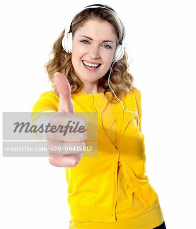 Daumen hoch Frau genießen Sie Musik auf ihrem mp3-player