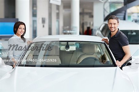 Jeune couple près du véhicule