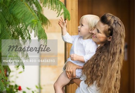 Mère et bébé étudie les plantes à l'extérieur