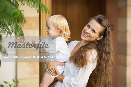 Heureuse mère montrant des plantes de bébé à l'extérieur