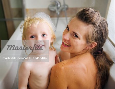 Porträt von Mutter und Kind nehmen Bad