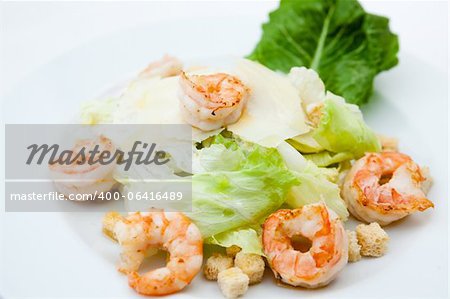 Klassischer Caesar-Salat mit Garnelen