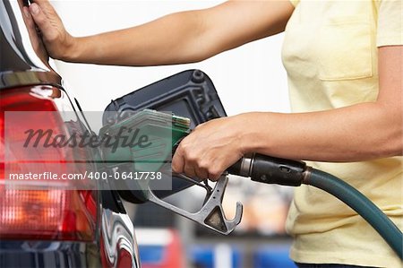 Detail der weiblichen Autofahrer Auto mit Benzin an der Tankstelle Befüllen