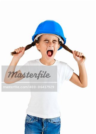 Petite jeune fille hurlant et coiffé d'un casque de protection, isolé sur fond blanc