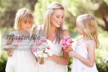 Mariée avec les demoiselles d'honneur en plein air au mariage