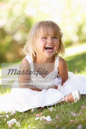 Jeune femme qui pose en parc