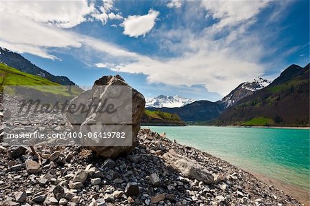 Lac de Lungern sur le fond des Alpes enneigées, Suisse