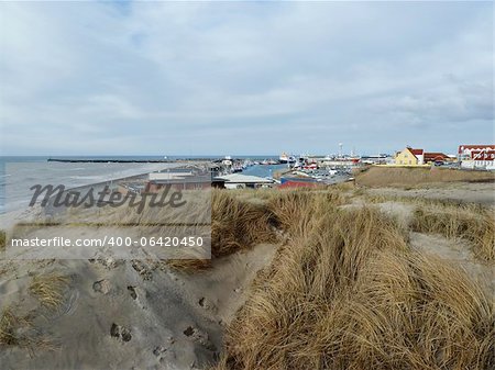 littoral nord Danemark avec maisons, l'herbe et ciel nuageux