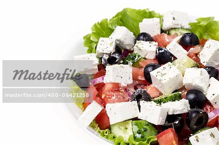 cadre de plaque avec salade grecque isolé sur fond blanc