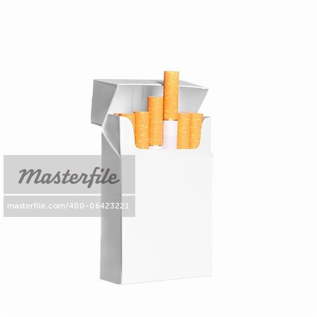 Paquet de cigarettes isolé sur fond blanc