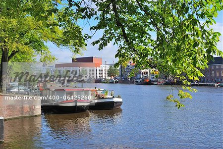 Amsterdam. Rivière Amstel à une journée d'été ensoleillée