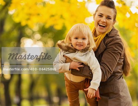 Jeune maman joue avec plein air bébé