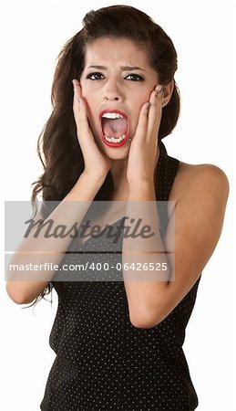 Screaming Latina femme sur fond blanc isolé