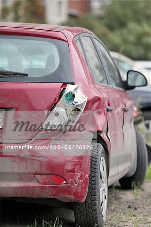 stürzte das Auto am Straßenrand