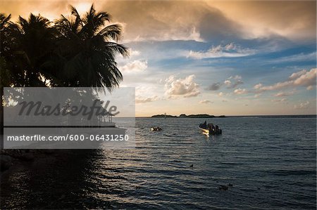 Bateau sur l'eau au coucher du soleil, côte sud-ouest d'Aruba, petites Antilles, Caraïbes Bateau sur l'eau au coucher du soleil, côte sud-ouest d'Aruba, petites Antilles, Caraïbes