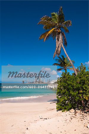 Raffinerie de pétrole à Distance de la plage de Rodgers, Aruba, petites Antilles-Caraïbes