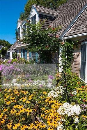 Maison avec jardin de fleurs colorées, Provincetown, Cape Cod, Massachusetts, USA