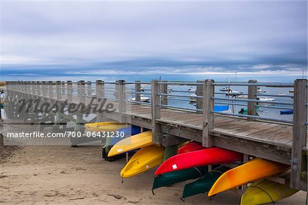 Bunte Boote gespeichert unter Dock, Pamet Harbor, Truro, Cape Cod, Massachusetts, USA