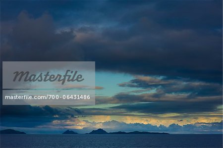 Nuages sur l'océan Pacifique, à la tombée de la nuit, Fidji, la Mélanésie