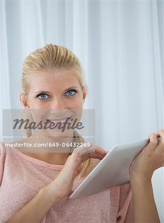 Femme souriante, à l'aide de tablet PC