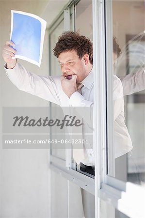Homme d'affaires sifflement de fenêtre de bureau