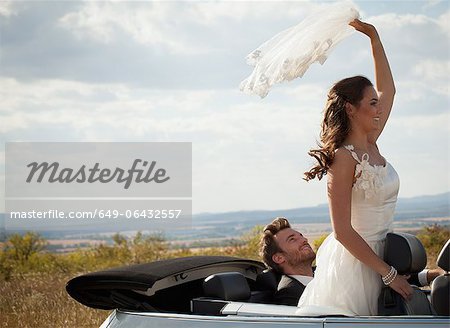 Couple de jeunes mariés en Cabriolet