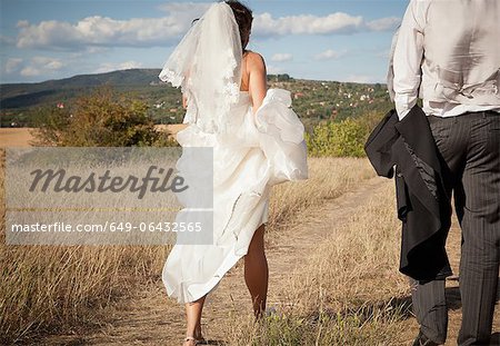 Mariée mariés brandissant robe en herbe
