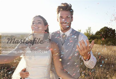 Couple de jeunes mariés en confettis