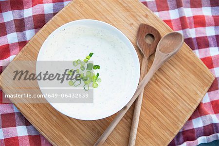 Schüssel Suppe mit Frühlingszwiebeln