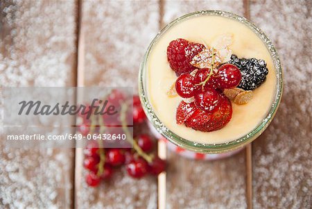 Tasse de crème aux fruits