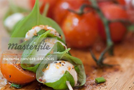 Käse mit Kräutern und Tomaten