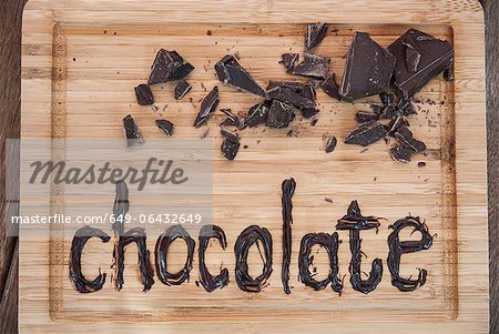 Chocolat écrit sur une planche à découper