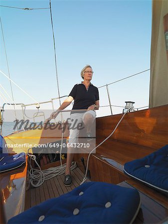 Ältere Frau Lenkung Segelboot