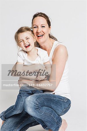 Mère et fille souriant ensemble