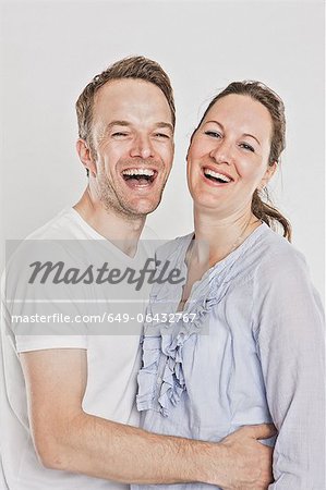 Couple souriant rire