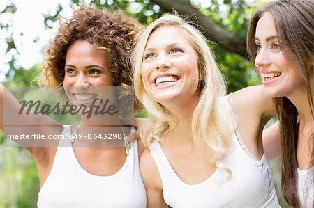 Lächeln Frauen beieinander stehen