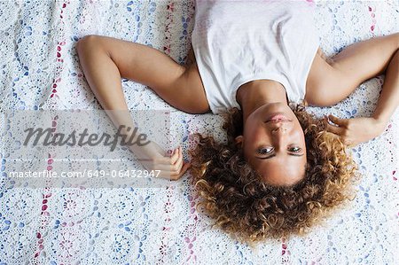 Frau mit auf Bett