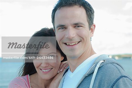 Plein air ensemble souriant de couple