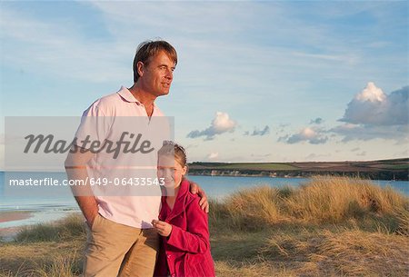 Père et fille embrassant sur la plage