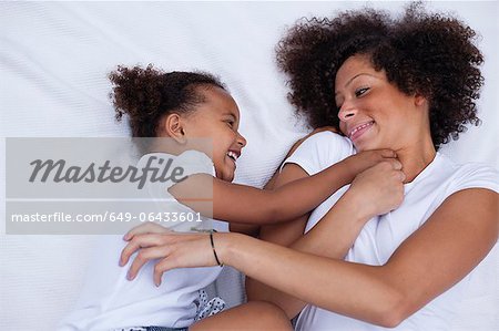 Mère et fille jouer ensemble