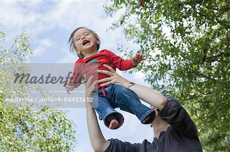 Mutter mit Tochter im Freien spielen