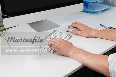 Businessman's Hände benutze Computer am Schreibtisch
