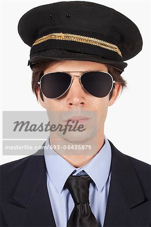 Gros plan du jeune homme en uniforme de pilote sur fond blanc