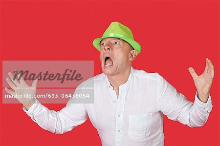 Bildnis eines schockiert Mannes schreien vor rotem Hintergrund