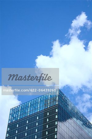 Wolkenkratzer gegen blauen Himmel