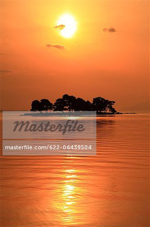 Winzige Insel auf Shinji See bei Sonnenuntergang, Präfektur Shimane