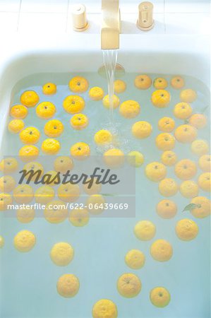 Bathtub with Yuzu fruits
