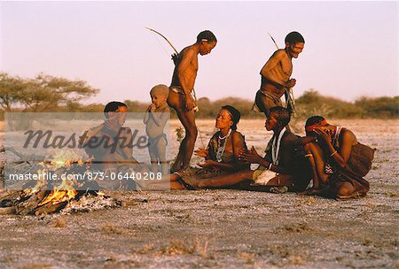 Bushmen chantaient et dansaient le désert du Kalahari, au Botswana